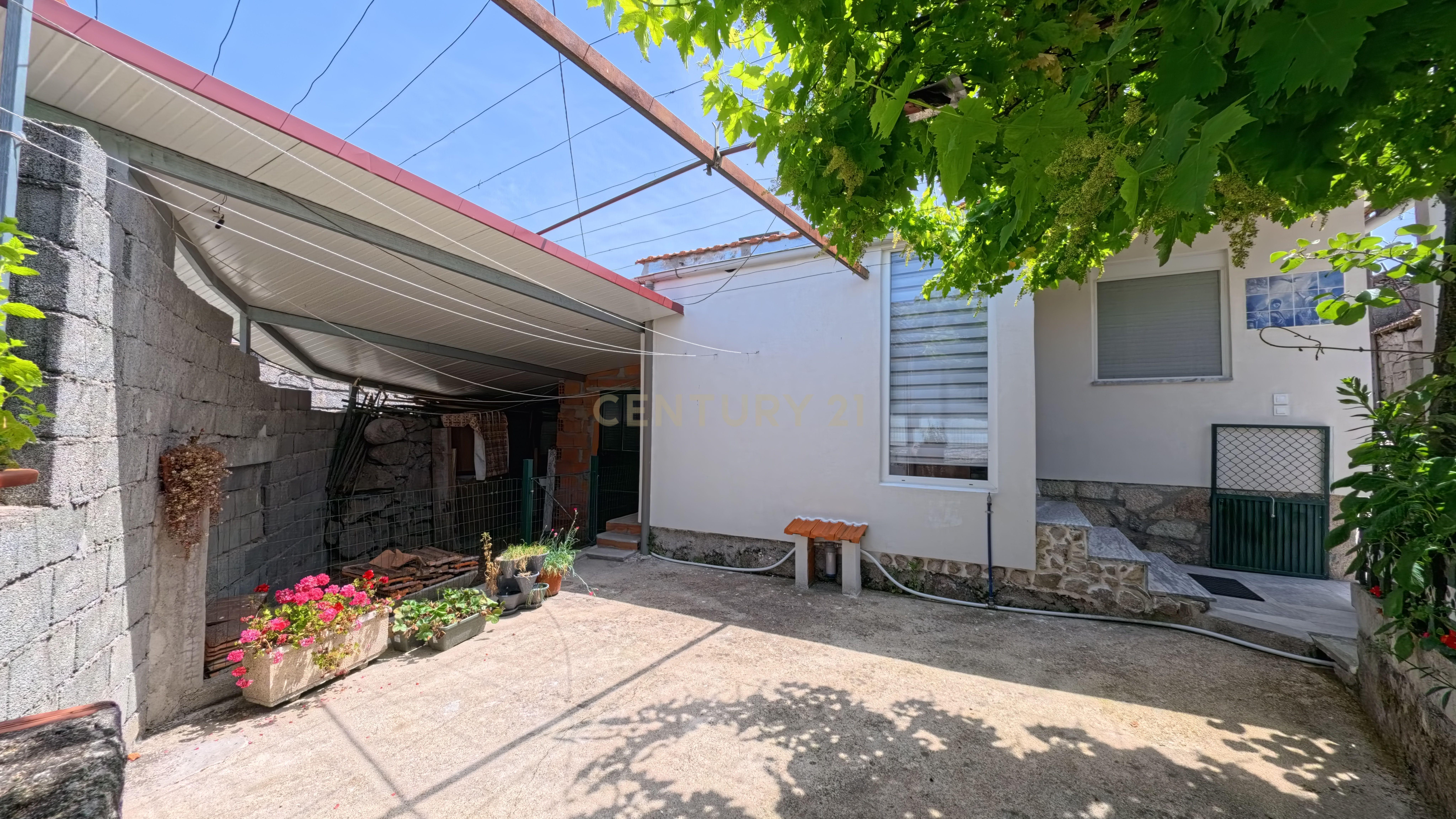 Fotografia 3 de Moradia térrea com espaço exterior + 3 Terrenos Rústicos em Queirã - Vouzela