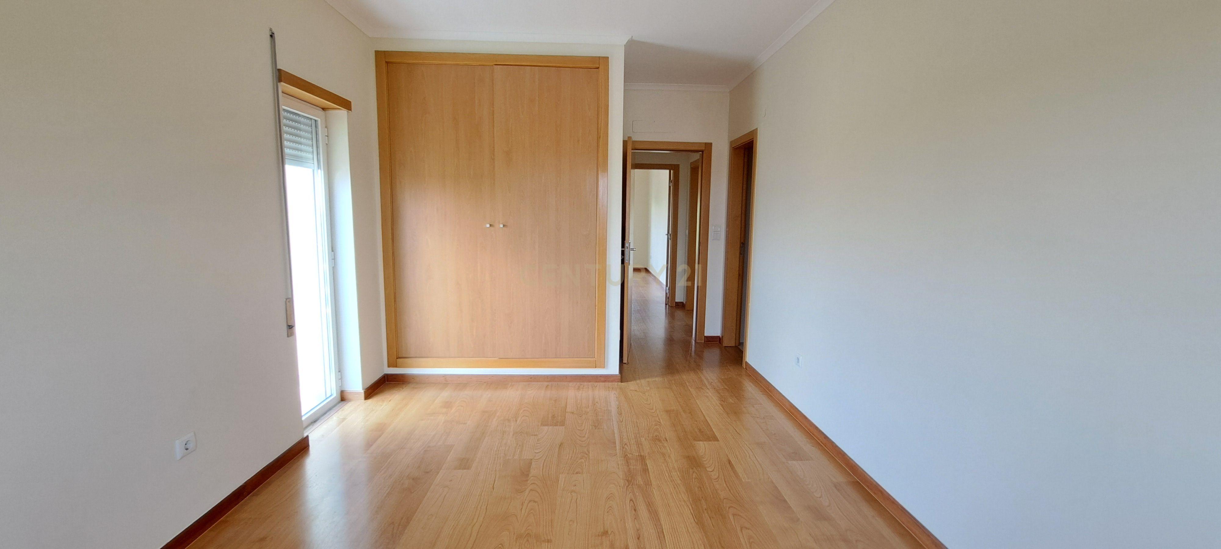 Apartamento T2 com arrecadação e lugar de garagem no Montijo. - Image 10