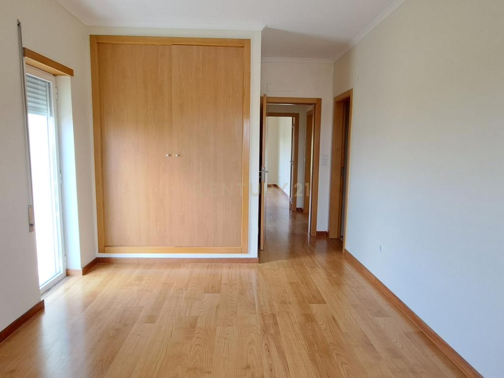 Apartamento T2 com arrecadação e lugar de garagem no Montijo. - Image 10