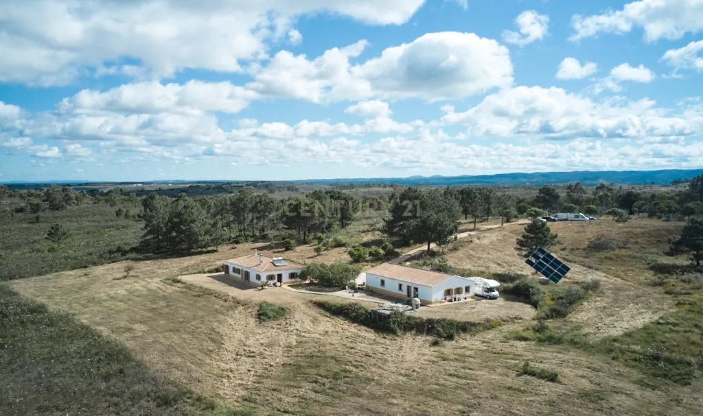 Acorde com vistas deslumbrantes sobre o oceano no seu rancho exclusivo de 8,4 hectares no Algarve, em Aljezur! Inclui uma casa principal ecoeficiente com certificação energética A, perto de praias de surf lendárias. Este é o seu refúgio costeiro definitivo — agarre esta oportunidade rara e agende hoje mesmo a sua visita! - Image 2