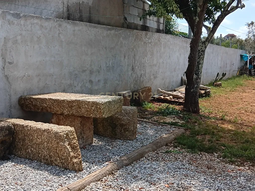 Moradia renovada com estúdio privativo - Image 22
