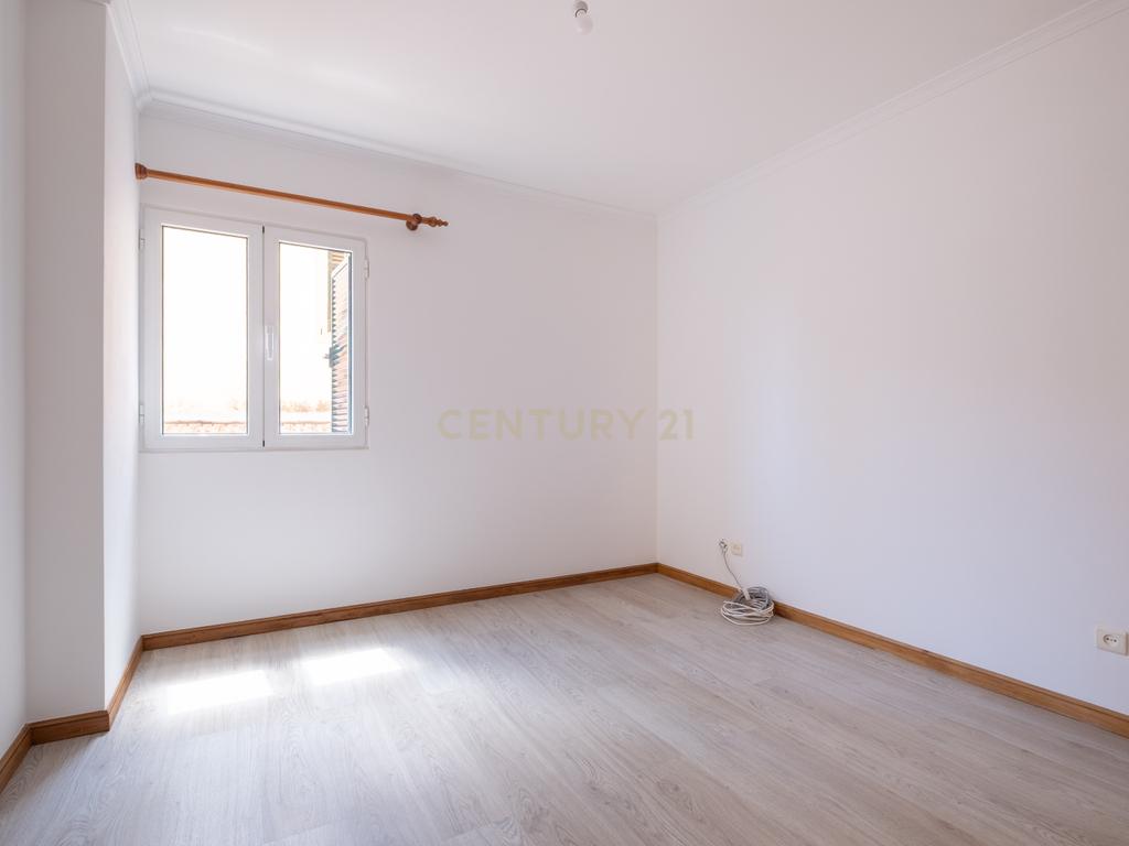 Apartamento T2 para Arrendamento – Centro do Funchal, Ilha da Madeira - Image 17