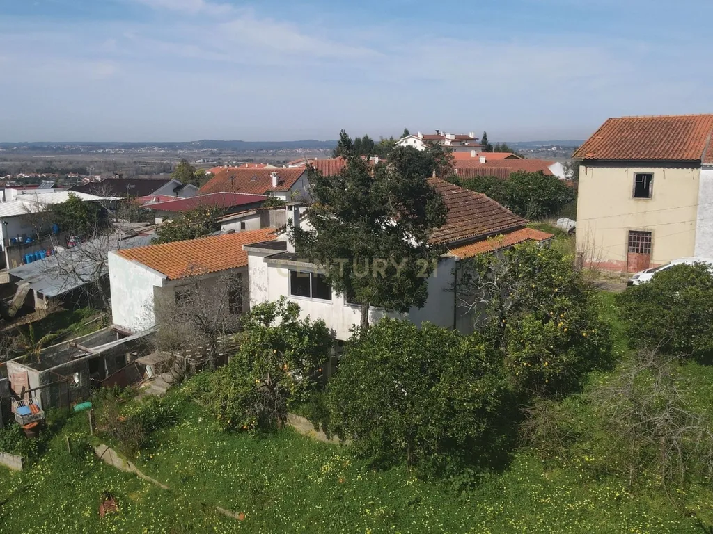 Excelente oportunidade de investimento no centro de São Martinho do Bispo, Coimbra. As referências C0289-01959 (moradia e terreno) e C0289-01957 (terreno) são vendidas em conjunto. - Image 56