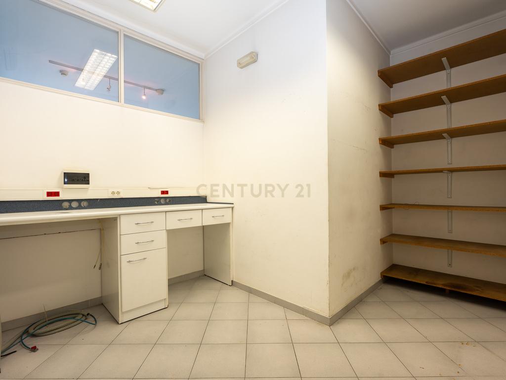 **Fantástica loja de dois pisos em Linda a Velha** - Image 27