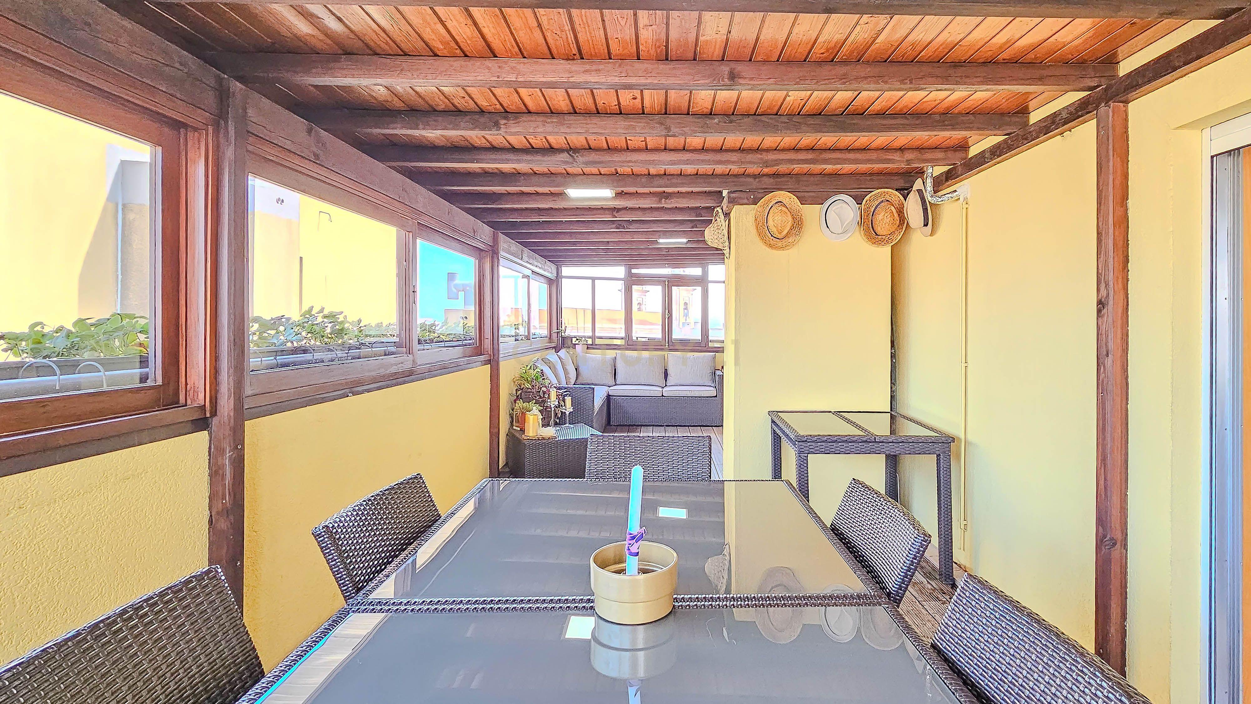 Fotografia 9 de Apartamento T2 no Bonfim, Porto, terraço fechado e varanda.