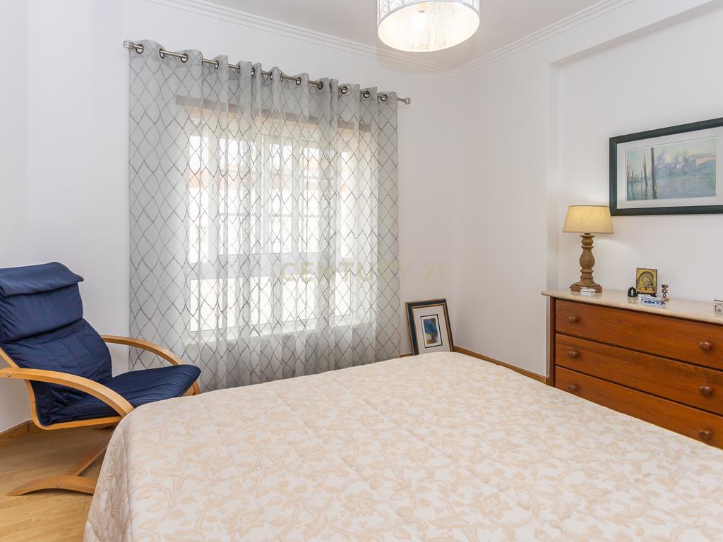 Apartamento T4 c/Arrecadação - Torre da Marinha - Image 27
