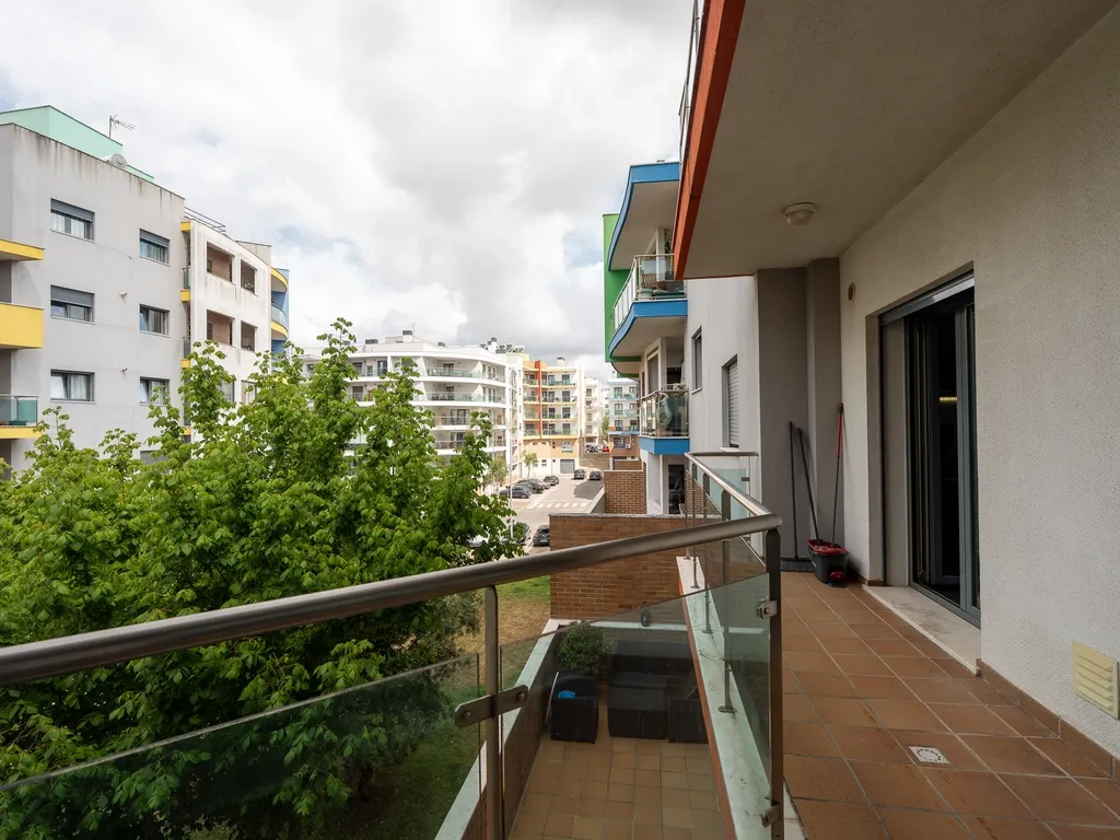 Apartamento de tipologia T3, com 2 varandas, 2 WC e box para 4 viaturas, situado no Jardim da Amoreira - Ramada em Odivelas. - Image 22