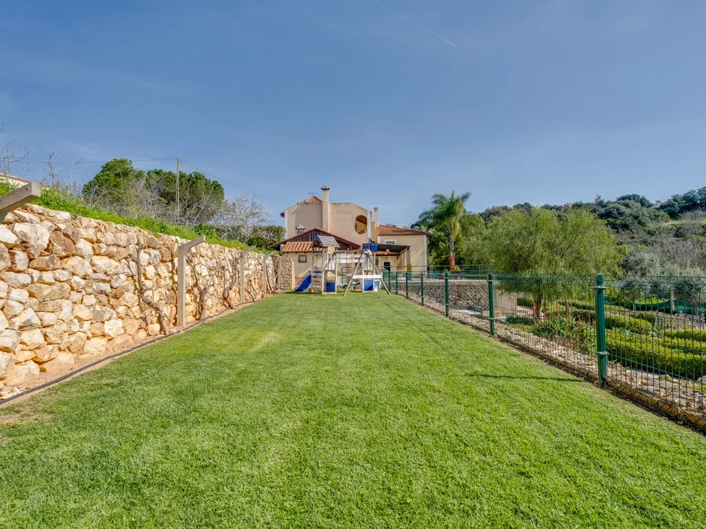 ESPETACULAR MORADIA COM PISCINA, GARAGEM, JARDIM E TERRENO - Image 46