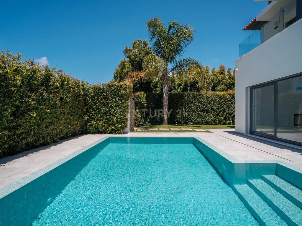 Moradia Independente T5 de Luxo com Piscina e Garagem a 5 minutos do Kings College - Image 3