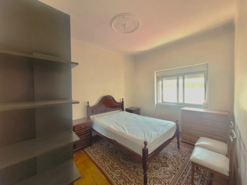 T2 com Varanda e Boas Áreas no Centro de Corroios - Image 5