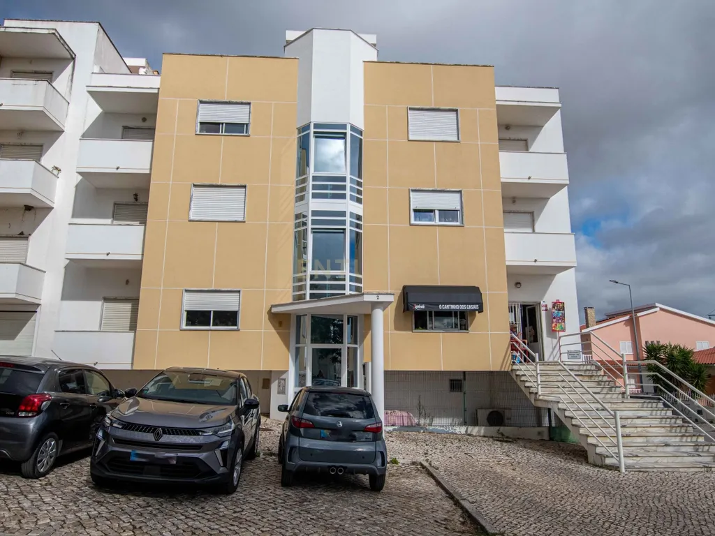Apartamento T3 com Parqueamento e Arrecadação - Image 1
