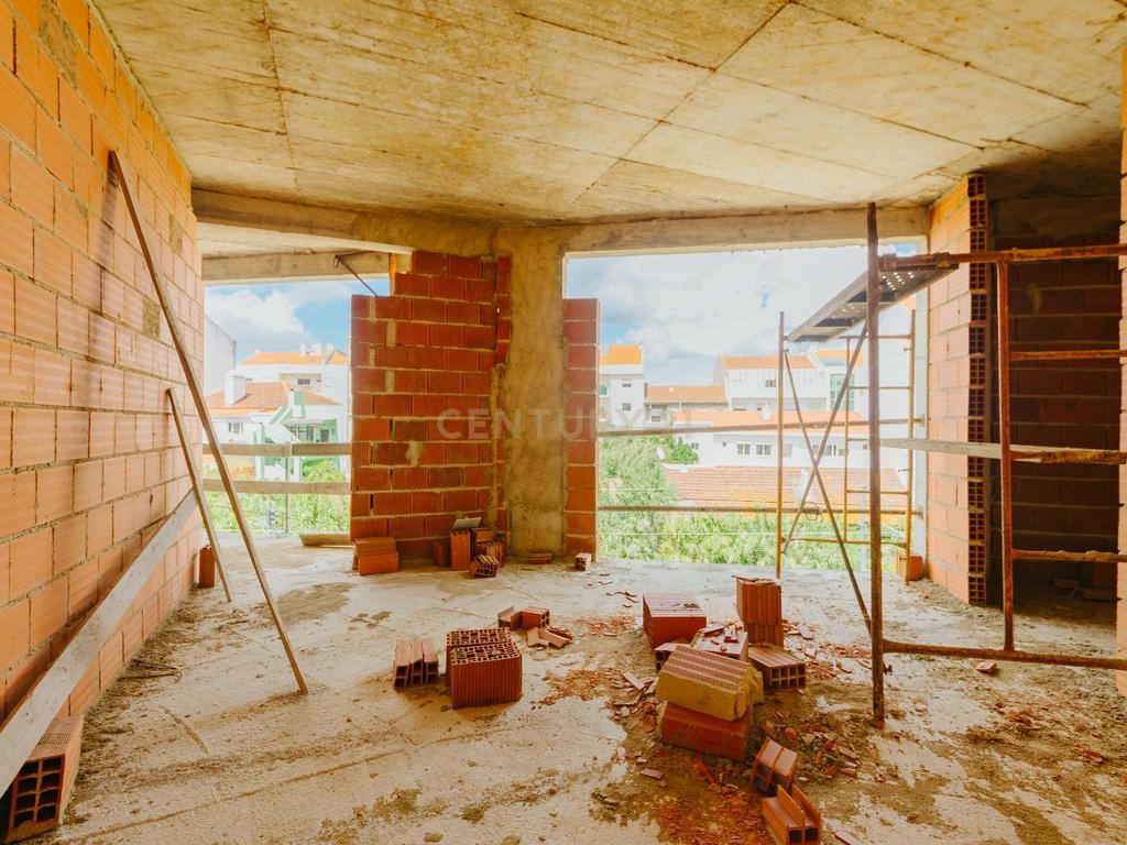 Moradia Unifamiliar de Tipologia T2 em Construção - Image 18
