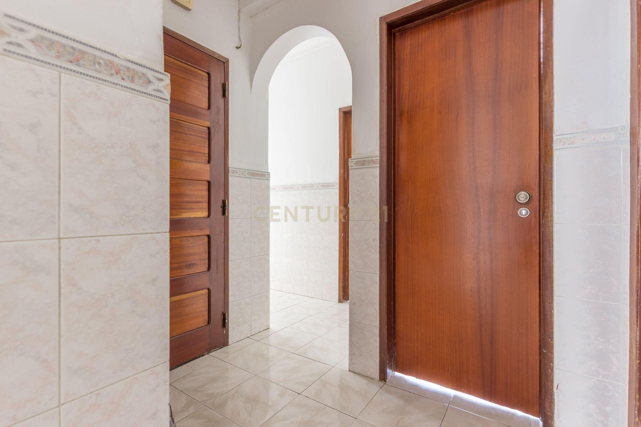 Apartamento T3 em Barreiro com Excelente Localização e Luz Natural - Image 10