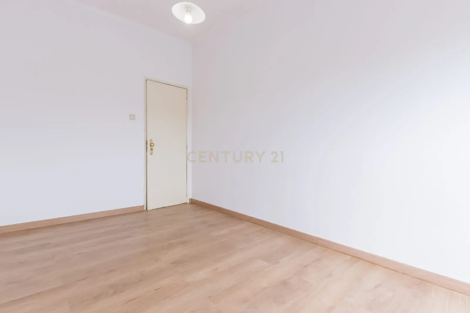 Apartamento T2 em Setúbal - Vista Cidade e Proximidade de Serviços - Image 9