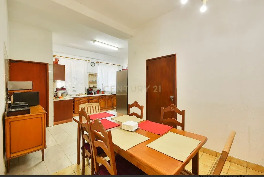 Prédio Misto em 4 estradas, Quarteira , Algarve com renda atual e potencial de otimização - Image 8