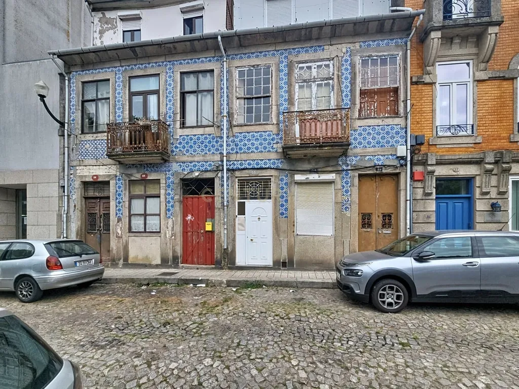 🏗️ Excelente Oportunidade de Investimento | Conjunto de 2 Prédios para Reabilitação e Ampliação | Praça da Alegria – Porto - Image 2