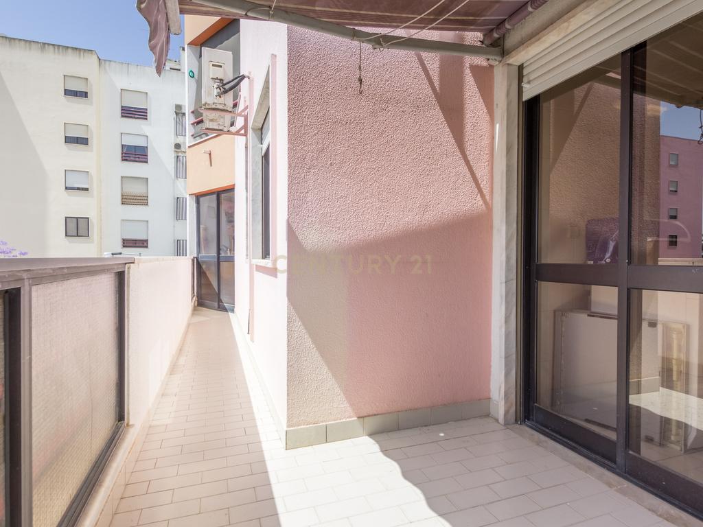 Apartamento T3 com 2 varandas em Almada - Image 5