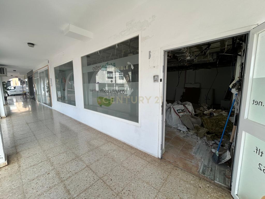 Loja Comercial em Renovação com Terraço e Vista para a Cidade - Image 4