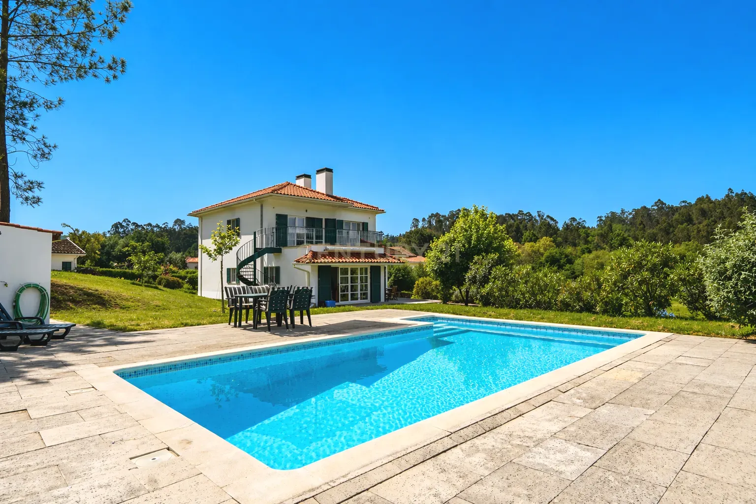 Fotografia 5 de Moradia T3 em bom estado com terraço, piscina, jardim e garagem numa localização sossegada a 2 min. de Vila Nova de Poiares