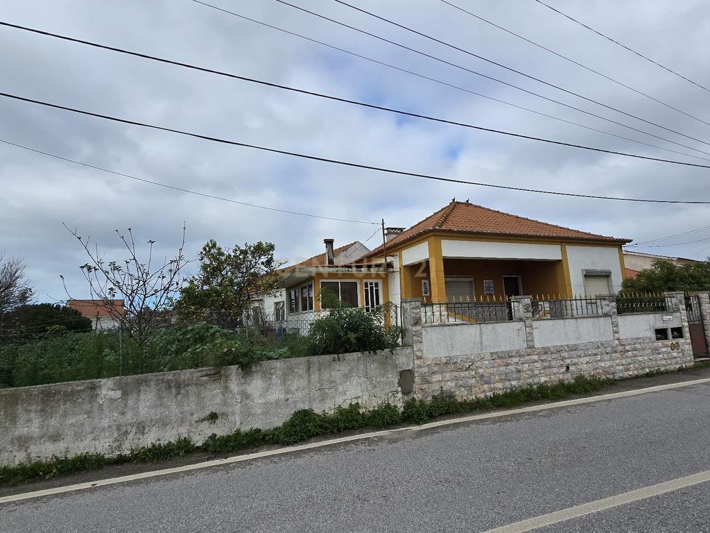 Terreno Urbano de 3.900 m², com moradia térrea sem licença – Charneca de Caparica - Image 9
