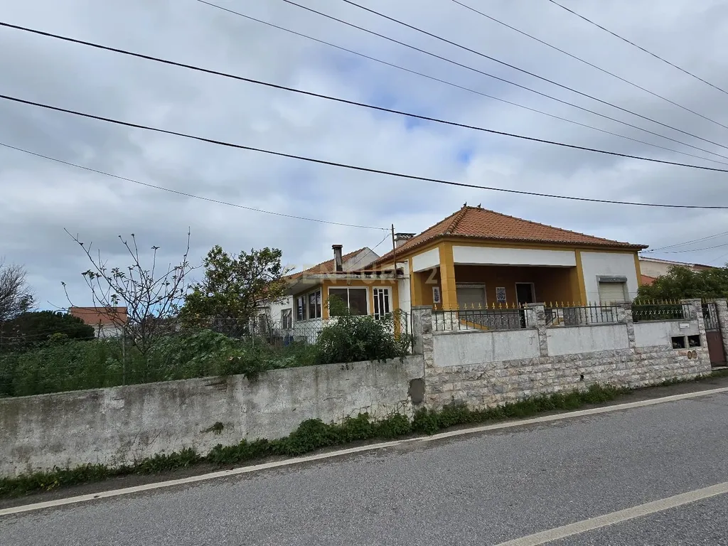 Terreno Urbano de 3.900 m², com moradia térrea sem licença – Charneca de Caparica - Image 9