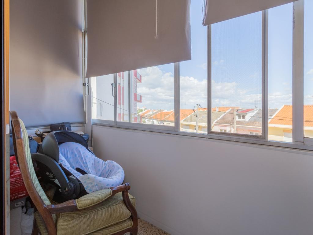Apartamento Remodelado em Corroios, Seixal T3 + 3, garagem e Terraço - Image 17