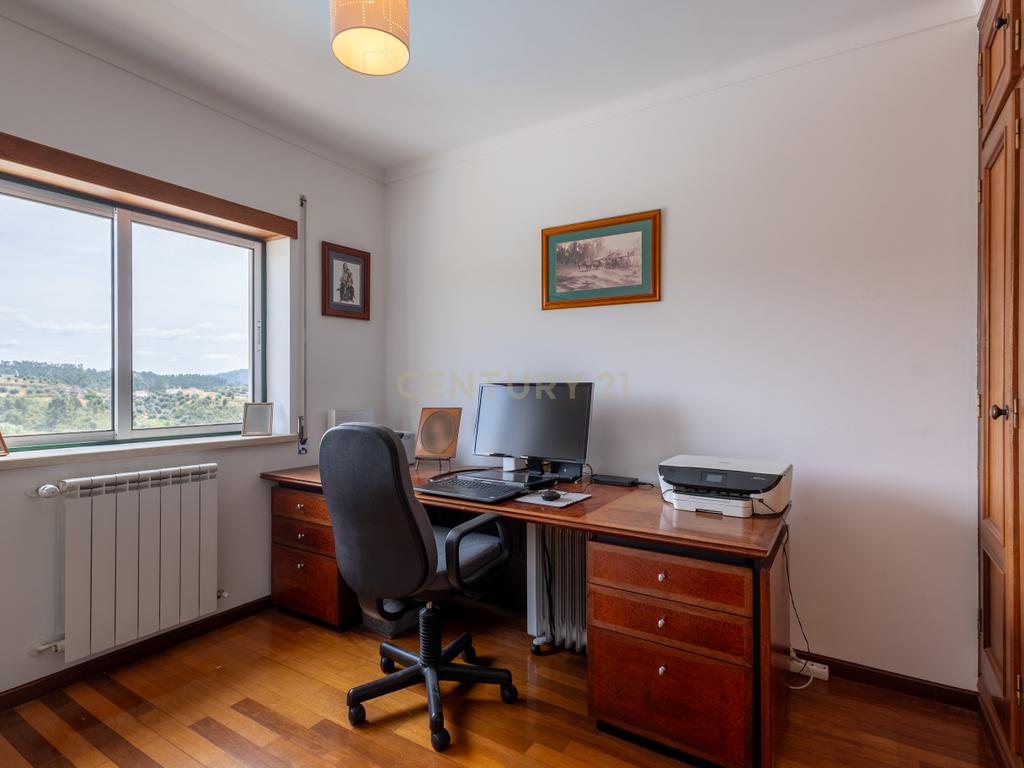 Moradia de Luxo com Vista Panorâmica sobre o Castelo do Bode e Piscina Privada - Image 11