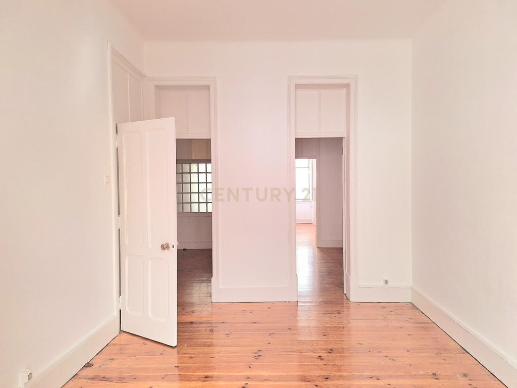  Apartamento T3+2 para Arrendamento em Campolide - Image 18