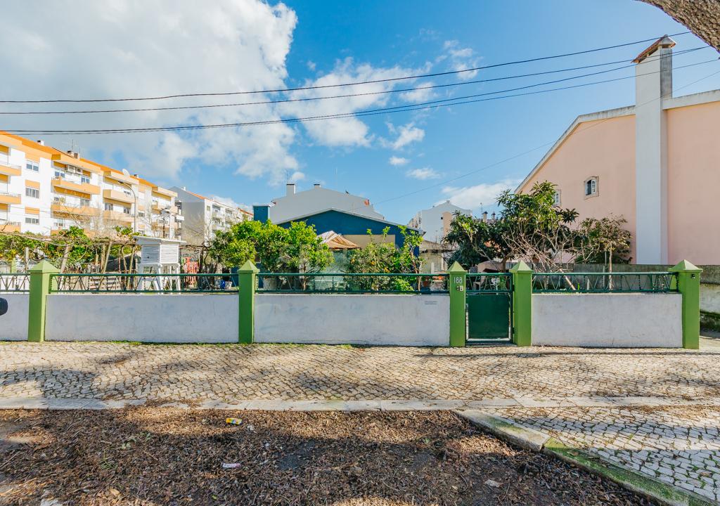 Montijo/Excelente Lote de Terreno com 1056m2 e Moradias para Remodelacao. - Image 3