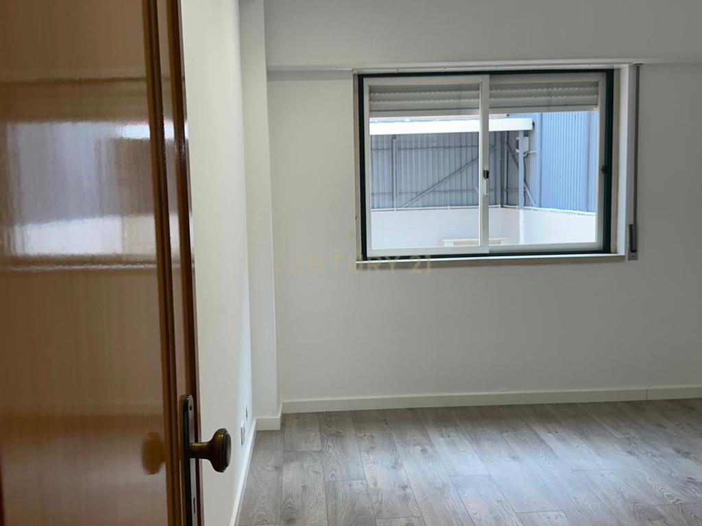 Apartamento T3 com terraço e garagem fechada para Arrendamento – Encosta do Sol - Image 15