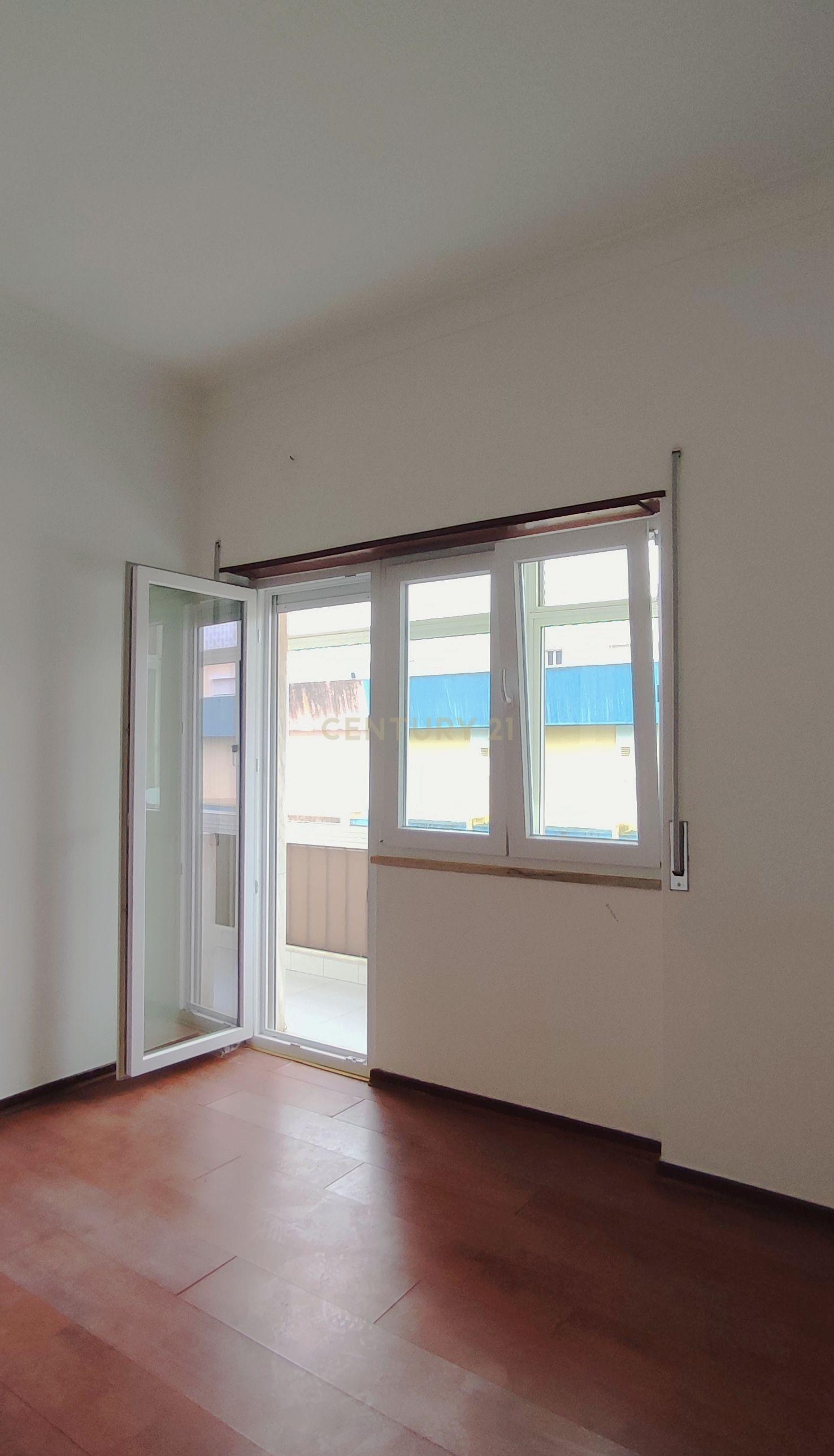 Apartamento T2 Centro Barreiro - Image 9
