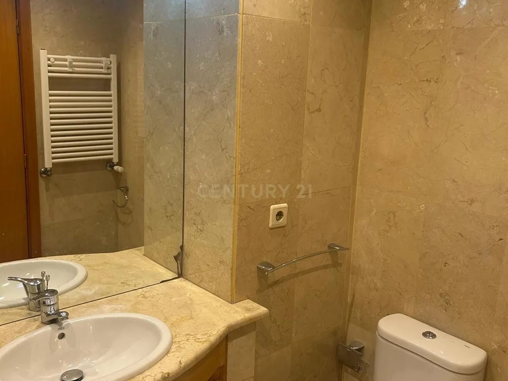 Luxuosa Moradia T3 em Folgosa, Maia - 310m² com Vista Montanha - Image 11