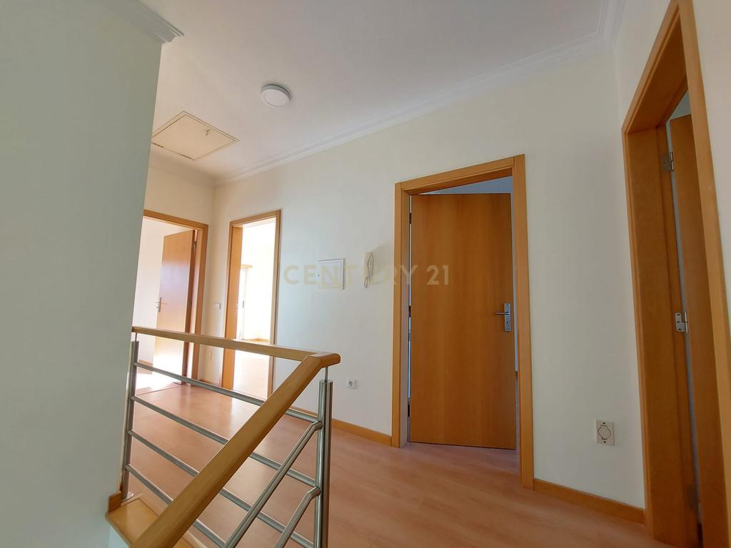 Moradia T4 de 3 Pisos com Piscina e Jardim - Image 17