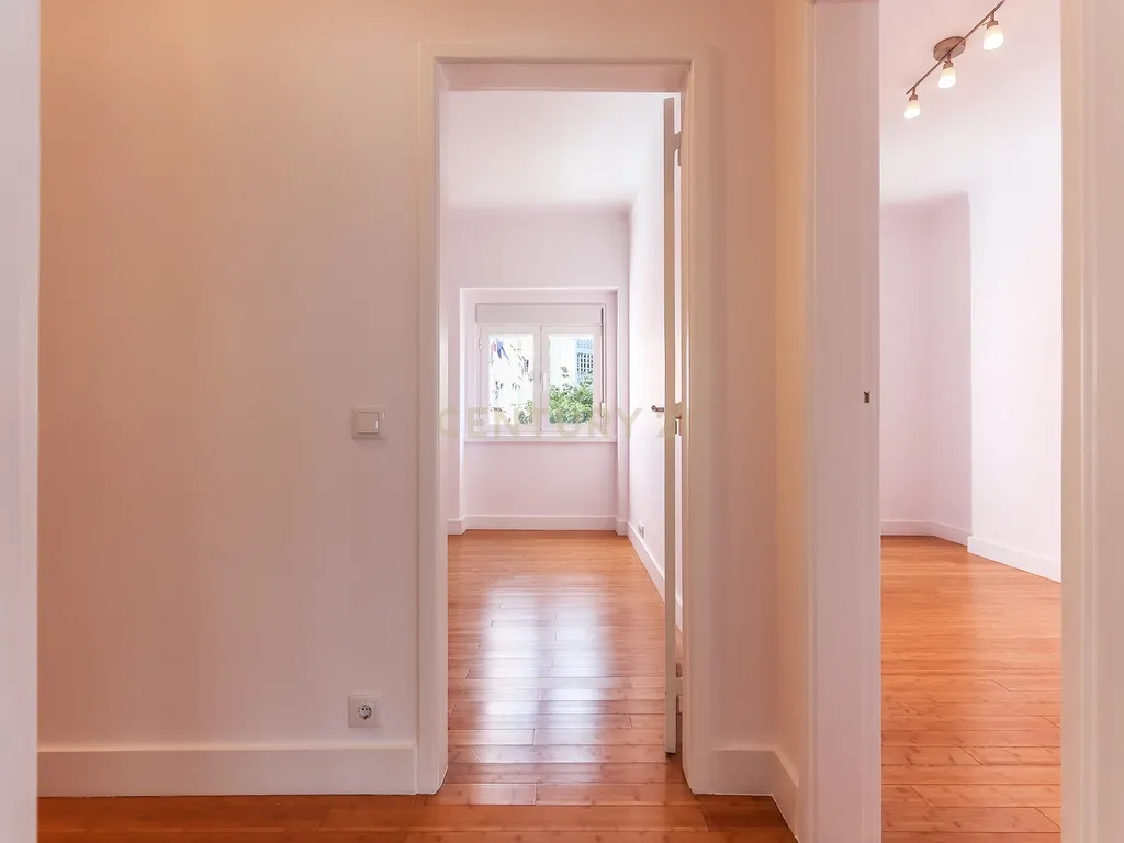 Apartamento T3 para arrendamento com varanda junto à Avenida de Roma | Prédio com "arte" - Image 20
