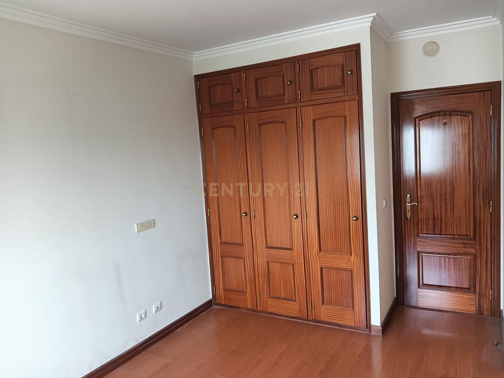 T3 com Suite/Garagem e Arrecadação - Vialonga - Image 32