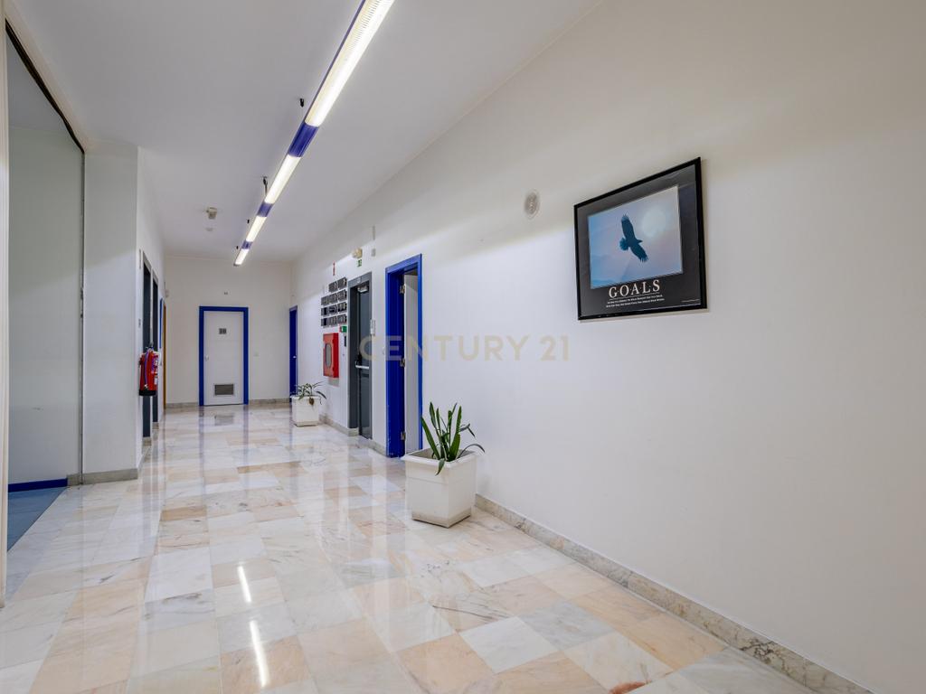Edifício Comercial em Carnaxide - 5 Pisos - Image 34