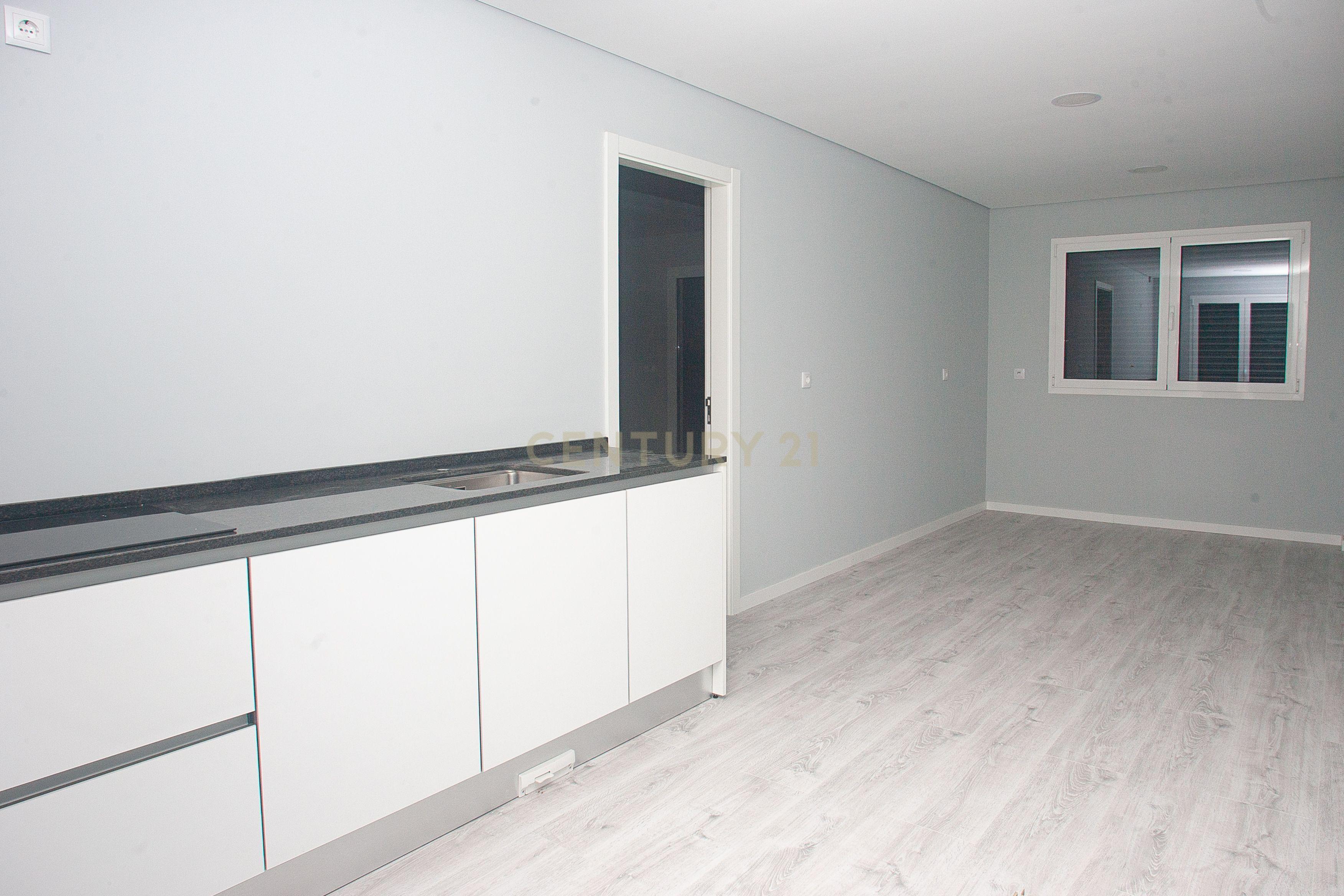 MORADIA T5 + 3 EM FAMÕES, COM PISCINA, JARDIM E BOX PARA 4 CARROS - Image 18