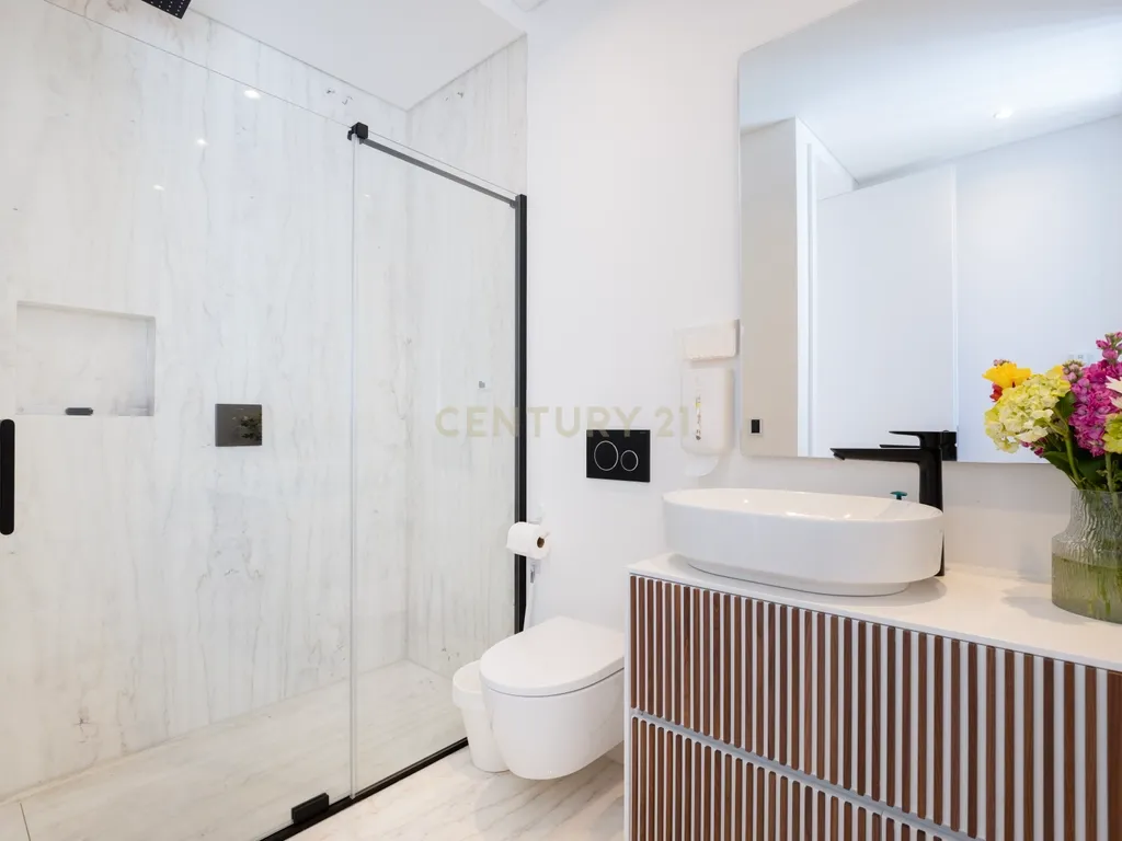 Moradia T5+1 Luxuosa no Estoril - Image 30