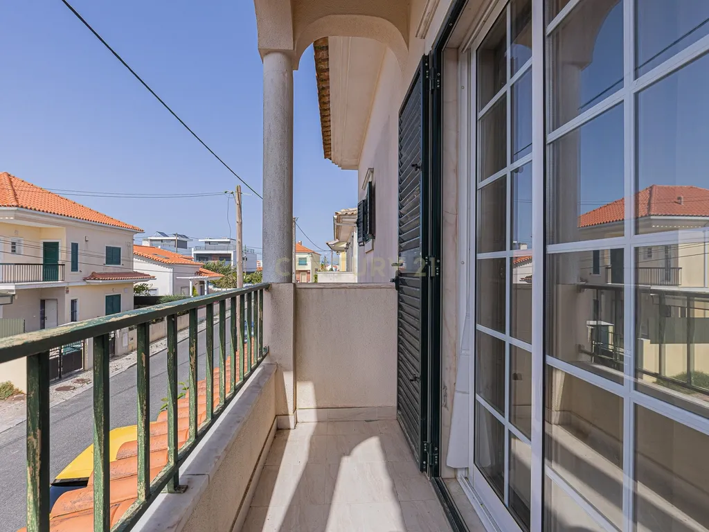Moradia T4 com 3 Pisos + Sótão e Garagem — Famões - Image 41