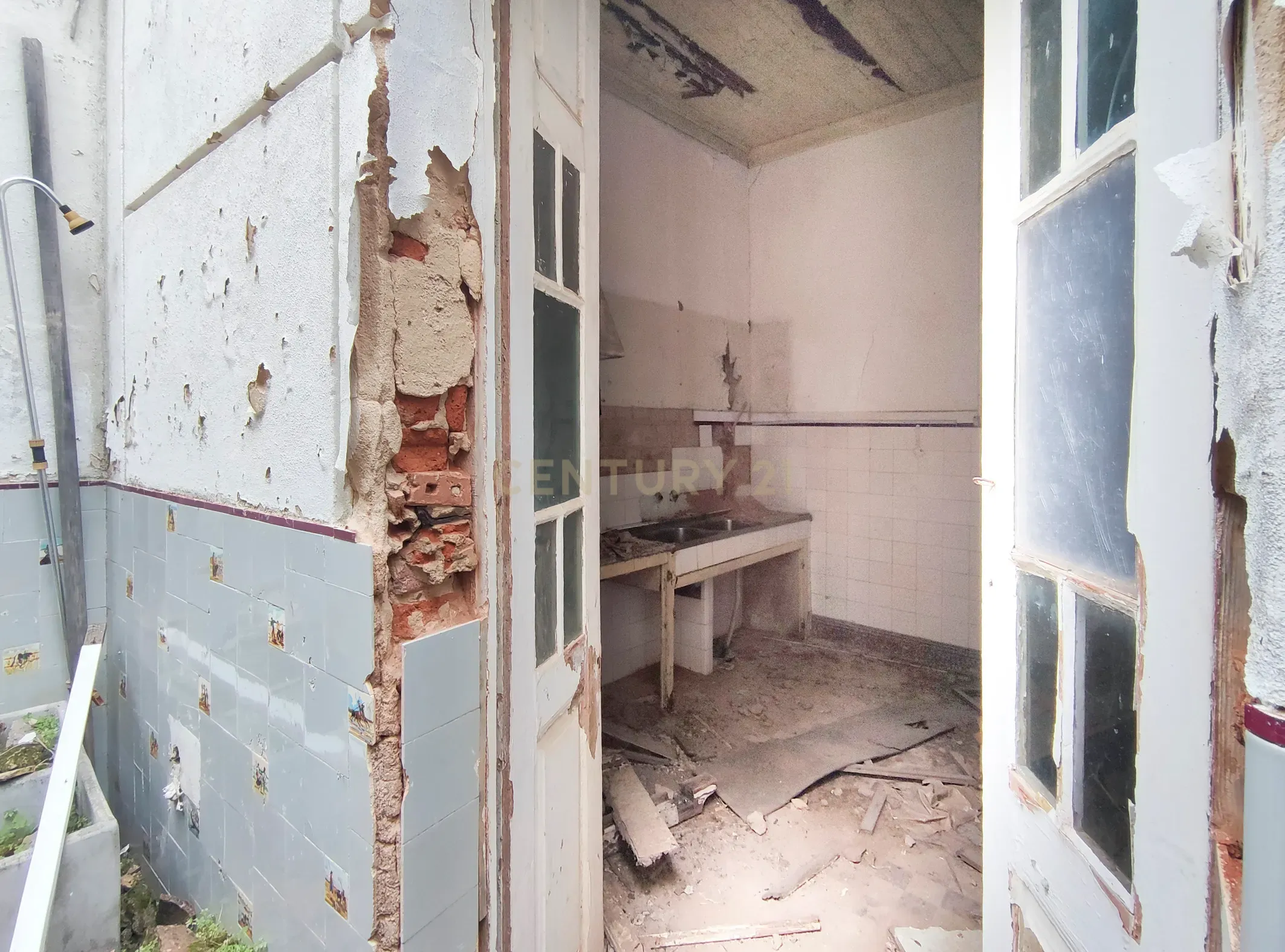 Fotografia 6 de Prédio de 3 pisos de uso misto, zona ribeirinha, zona ARU.