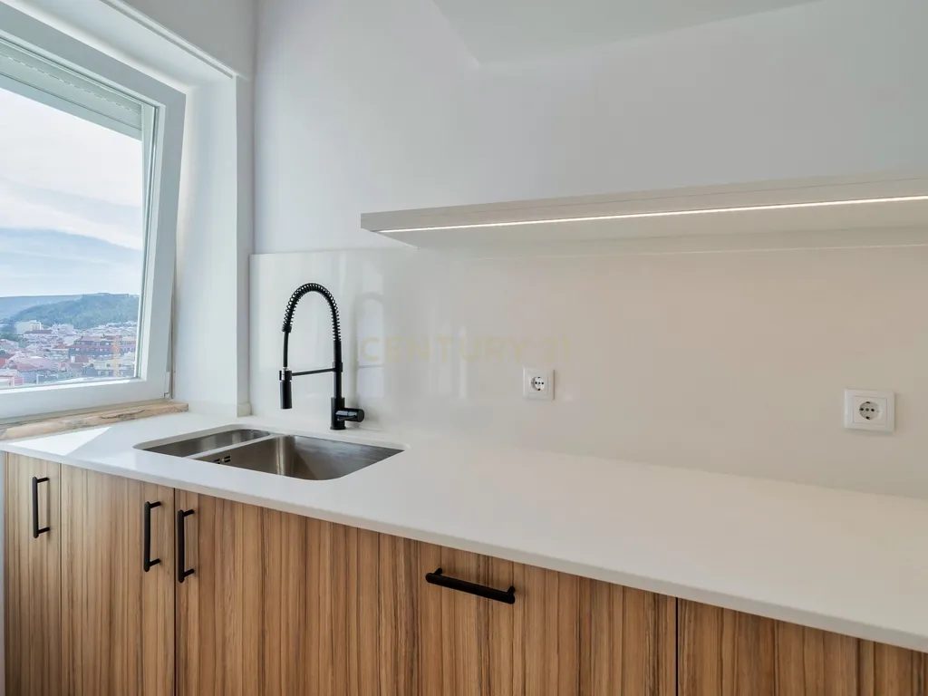 Apartamento T3 Renovado com Vista Panorâmica – Investimento com Rendimento Imediato - Image 4