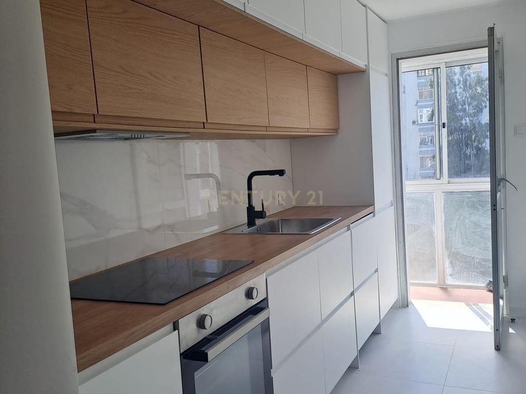 T2 Totalmente Remodelado em Almada | Luminosidade, Conforto e Localização Privilegiada - Image 1