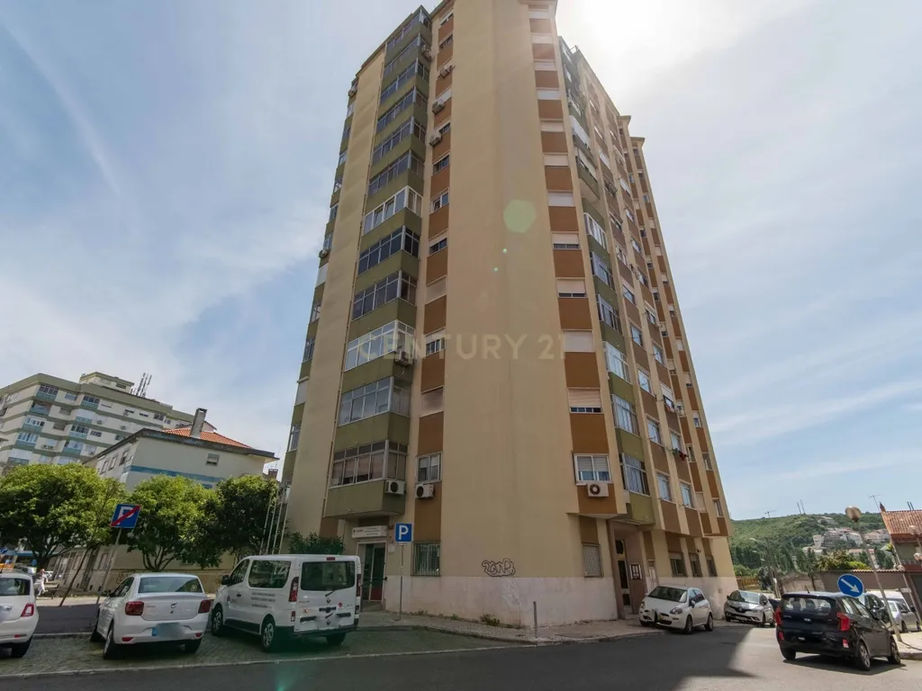 Apartamento T3 com mais de 100m² em Odivelas - Image 1