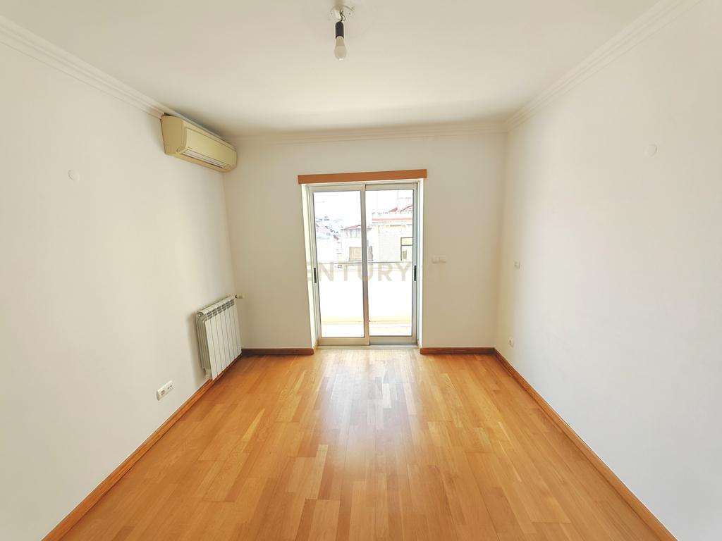Imóvel T3 espaçoso nas Picoas, com 3 WC, 2 estacionamentos - Image 19
