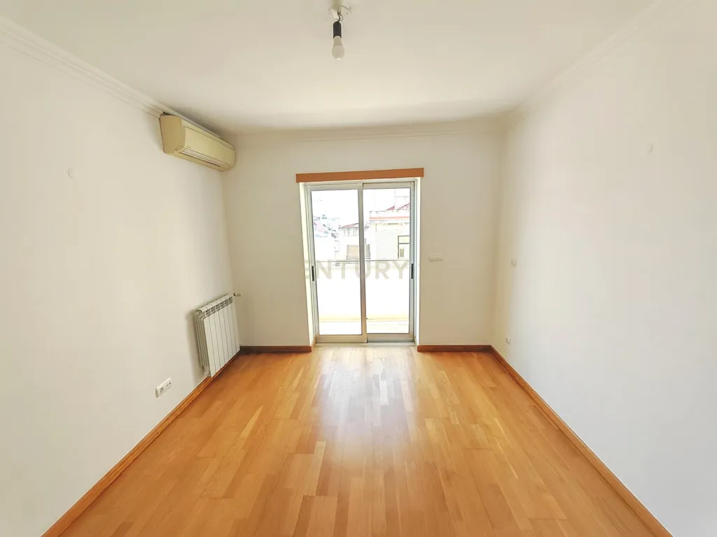 Imóvel T3 espaçoso nas Picoas, com 3 WC, 2 estacionamentos - Image 19