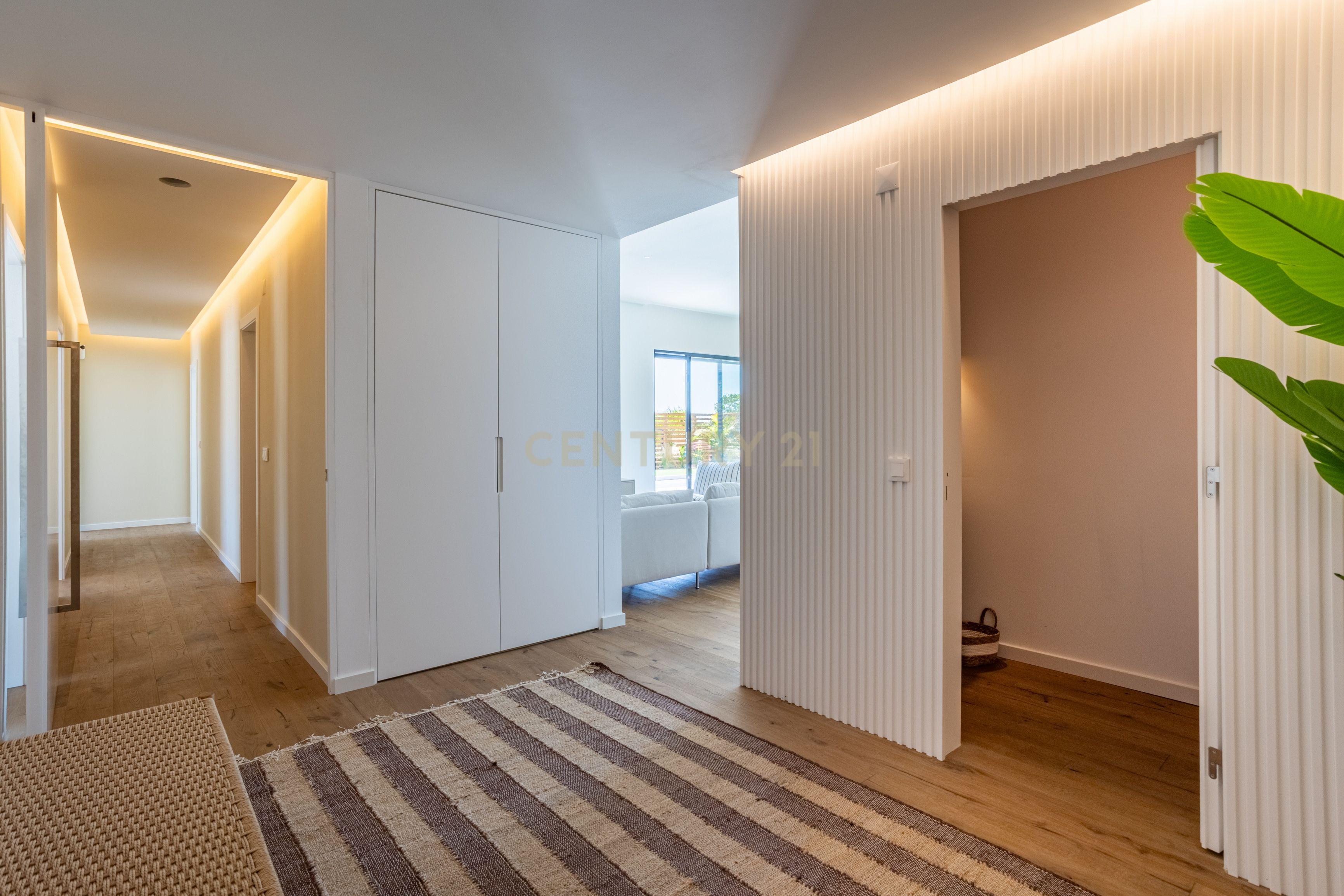 Fotografia 3 de Luxuosa Moradia T4 com Piscina na Lagoa Albufeira, para Arrendamento