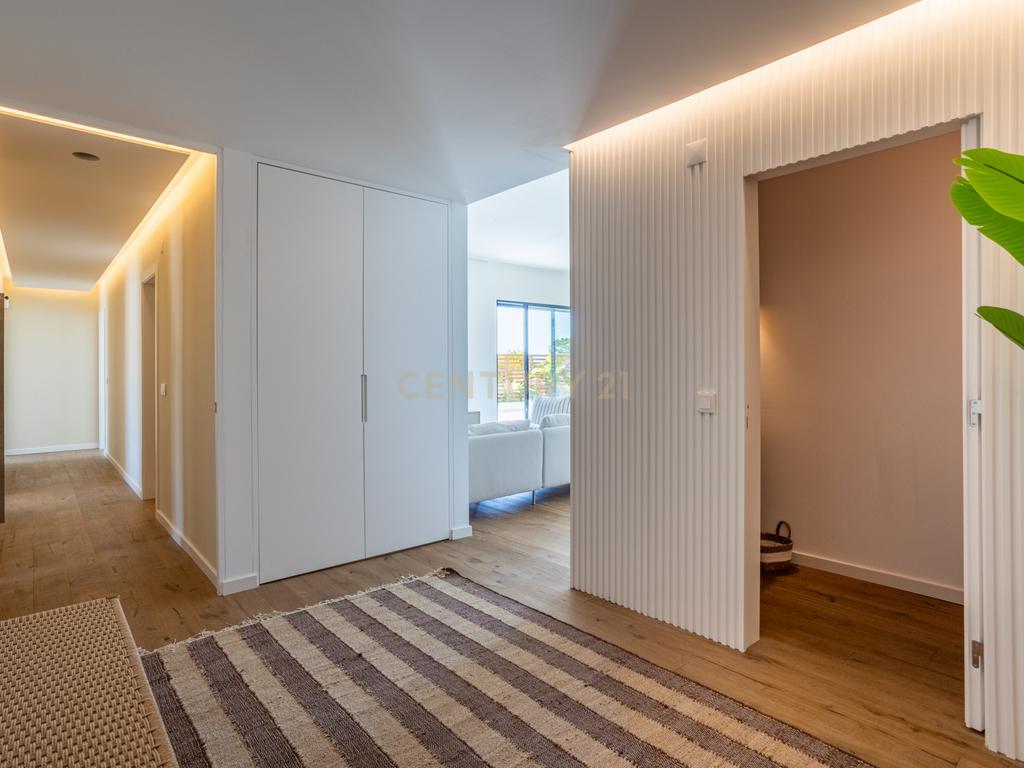 Luxuosa Moradia T4 com Piscina na Lagoa Albufeira, para Arrendamento - Image 3