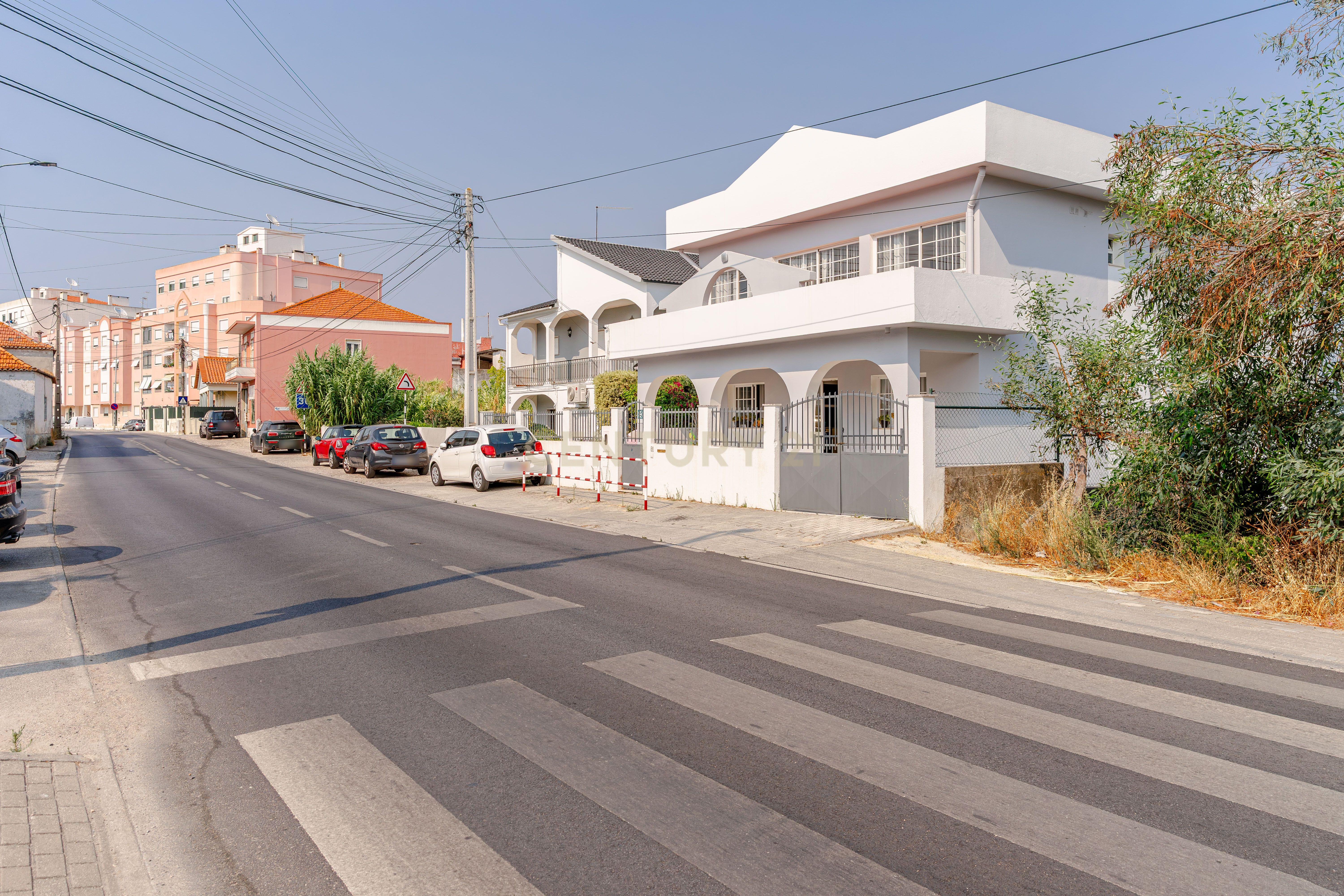 Fotografia 5 de Edifício de Serviços com Potencial de Reconversão para Habitação - Arrentela/Seixal