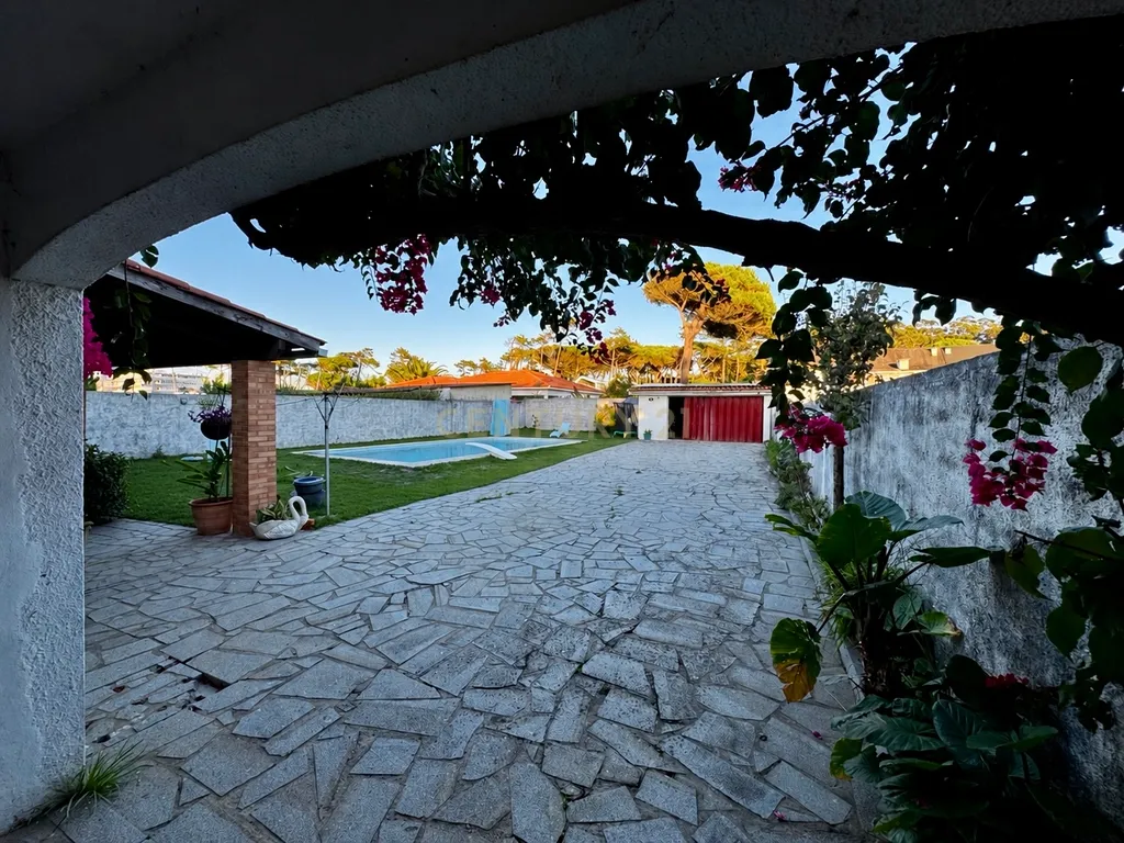 Moradia T4 de quatro frentes com piscina e vista mar | Mindelo - Image 5