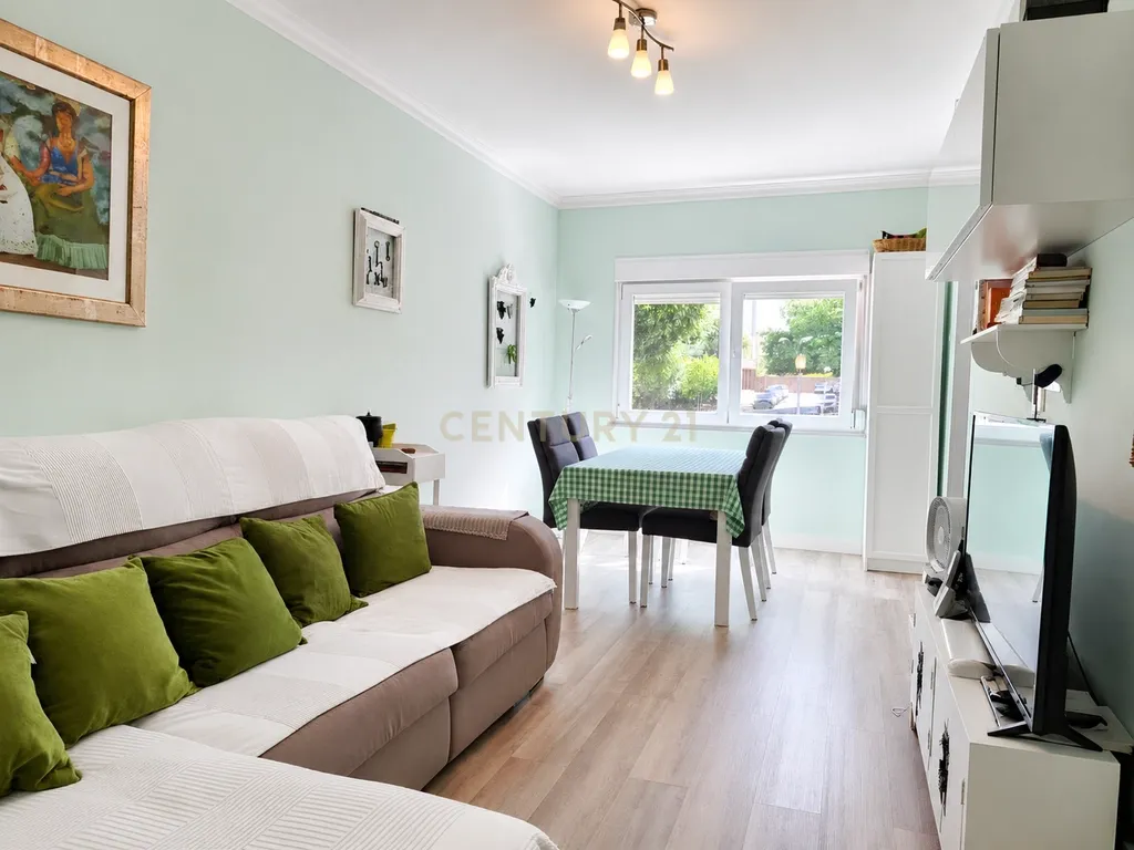 Apartamento T3 Renovado com 2 Casas de Banho | Olivais, Lisboa - Image 1